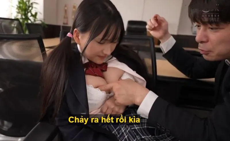 Ba năm trời, thầy giáo rèn luyện cô học trò ngực đẹp thành " bình chứa tinh"