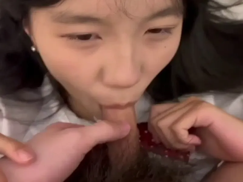 Em loli dễ thương mút chuối biến em thành con em đào nứng lồn p2